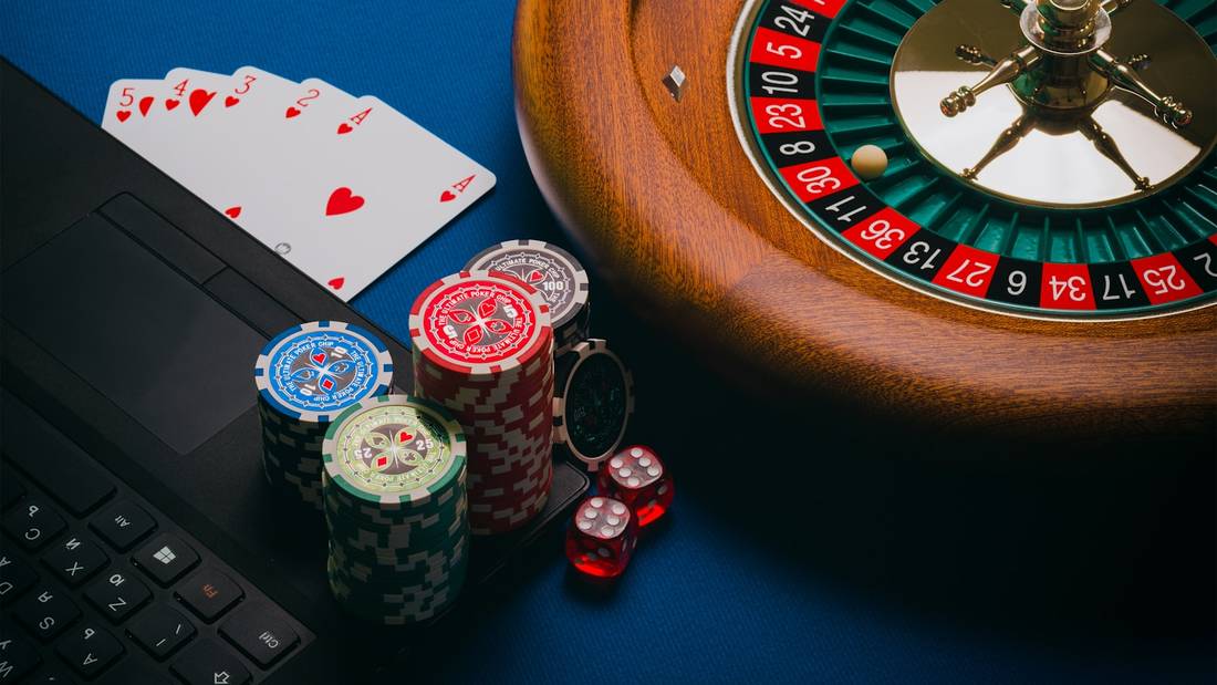 Roda roulette dan chip kasino