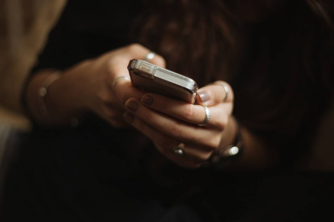 Seseorang menggunakan smartphone