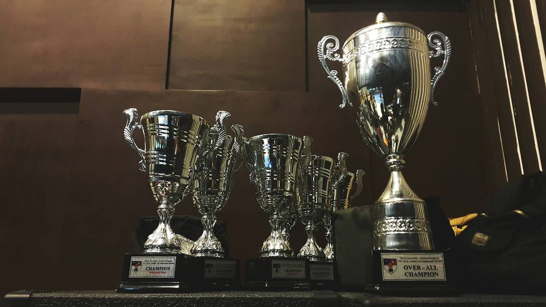 Deretan trofi perak dan emas