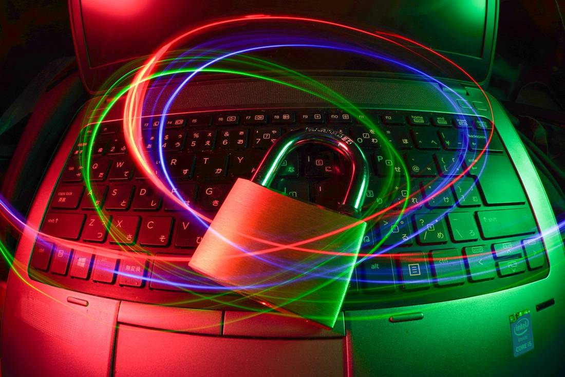 Gembok keamanan di atas laptop