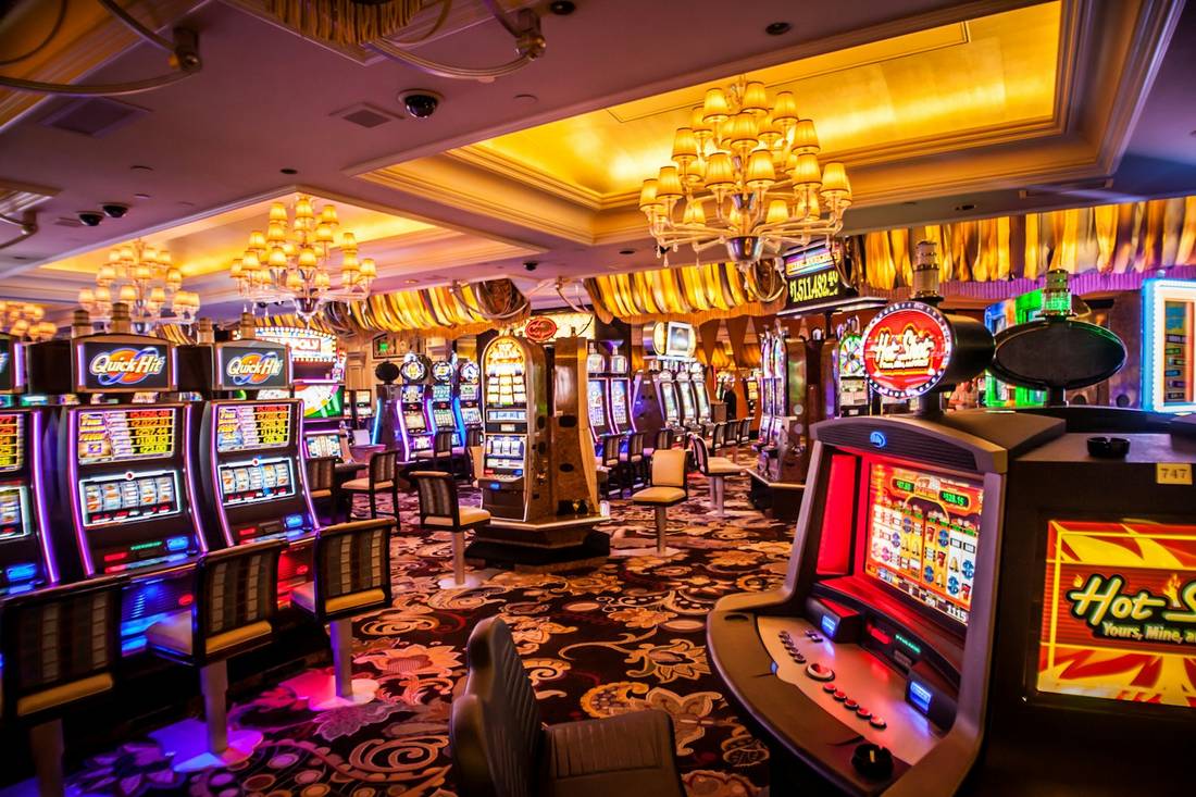 Deretan mesin slot di kasino